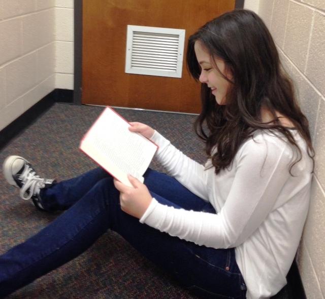 Freshman Mary Kate Schwaemmle reads Paper Towns in preparation for the movie.