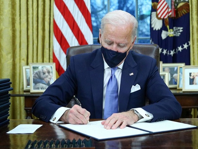 U.S. President Joe Biden signs executive orders in the Oval Office of the White House in Washington, after his inauguration as the 46th President of the United States, U.S., January 20, 2021. REUTERS/Tom Brenner - RC2YBL95CI4F