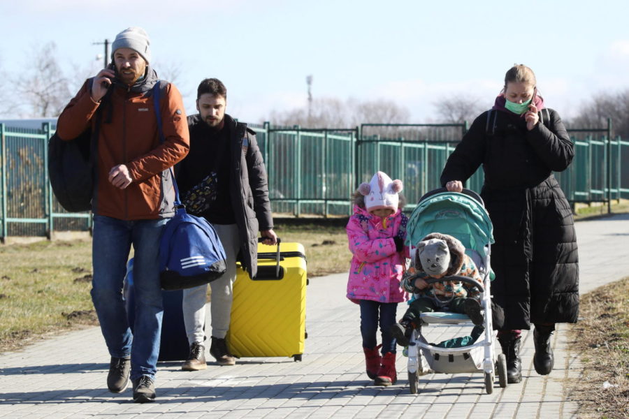 Ukrainians+flee+to+Poland+in+hope+of+finding+safety+until+the+tensions+lessen.+Photo+by+Reuters.