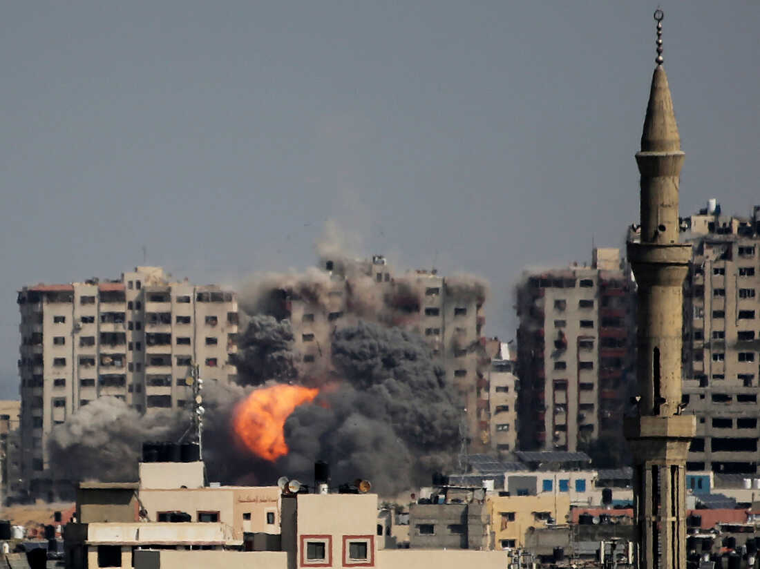 Missiles strike the strip of Gaza as tension between the Palastinians and Israelites rises