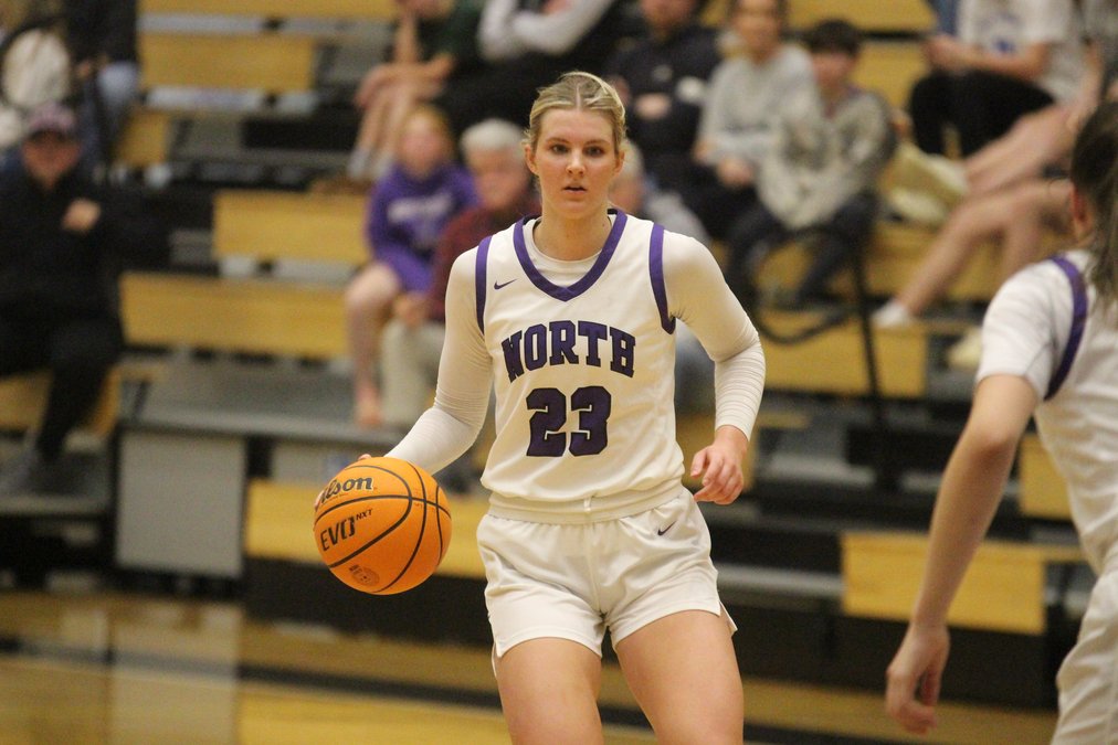 Senior forward London Weaver surveys the court in Round 1 matchup vs Archer